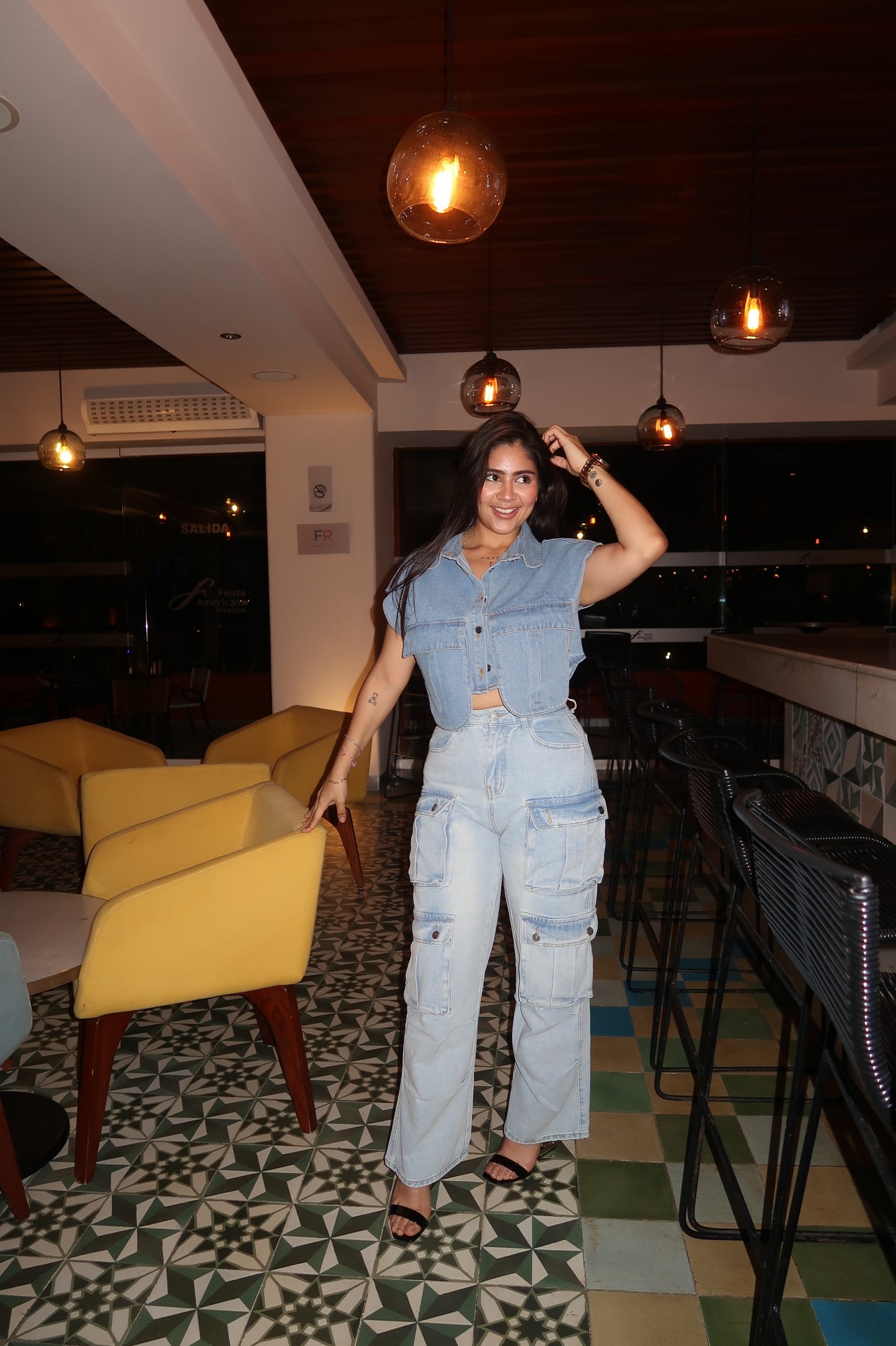 Blusa Corta de Mezclilla con Bolsas en el Frente