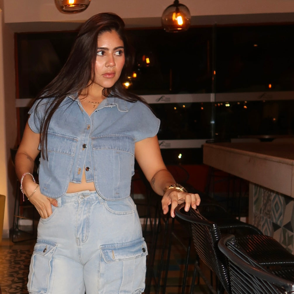 Blusa Corta de Mezclilla con Bolsas en el Frente