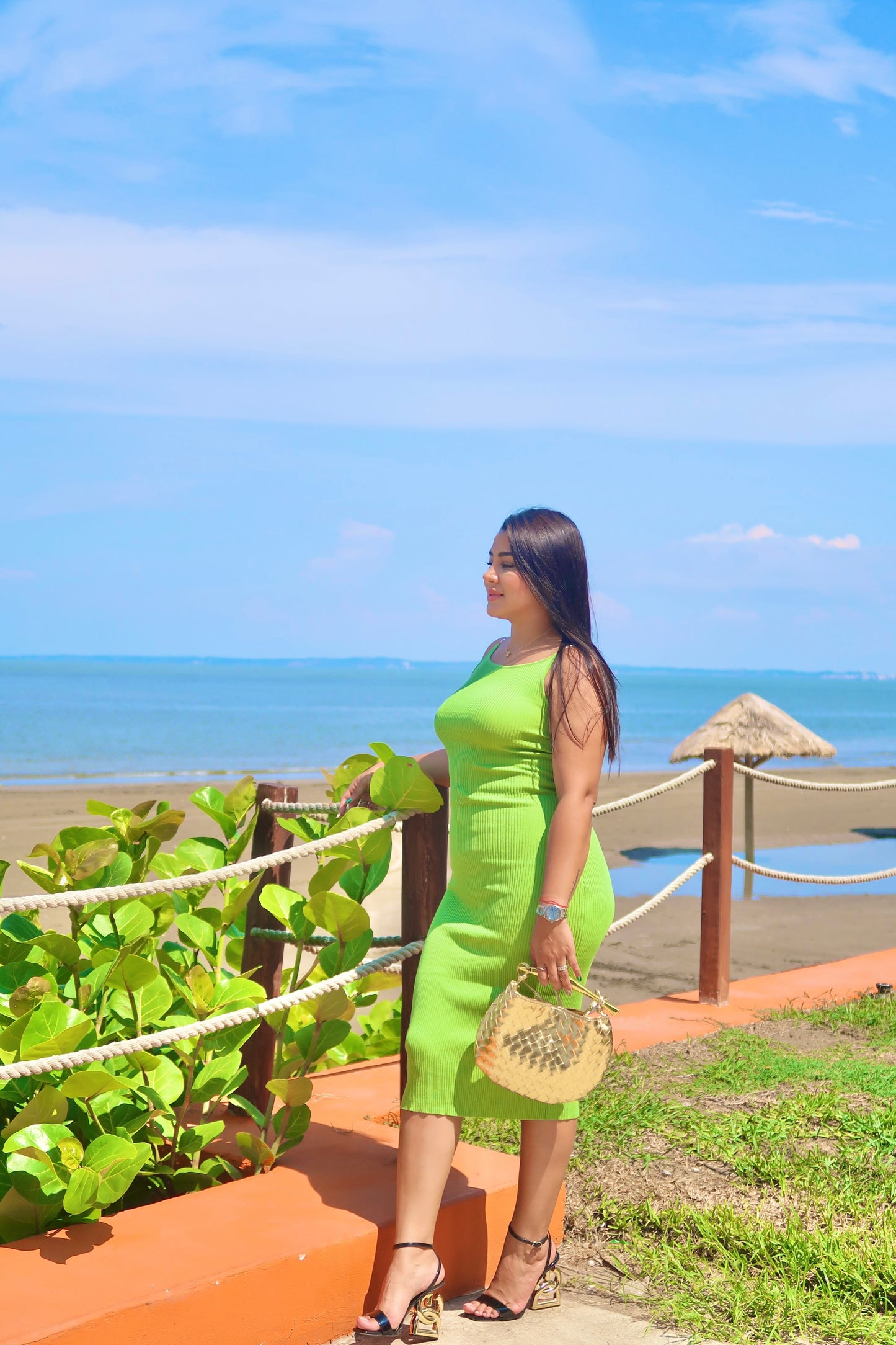 Vestido Largo Verde con Relieve en Líneas y Detalle de Tirantes de Perlas