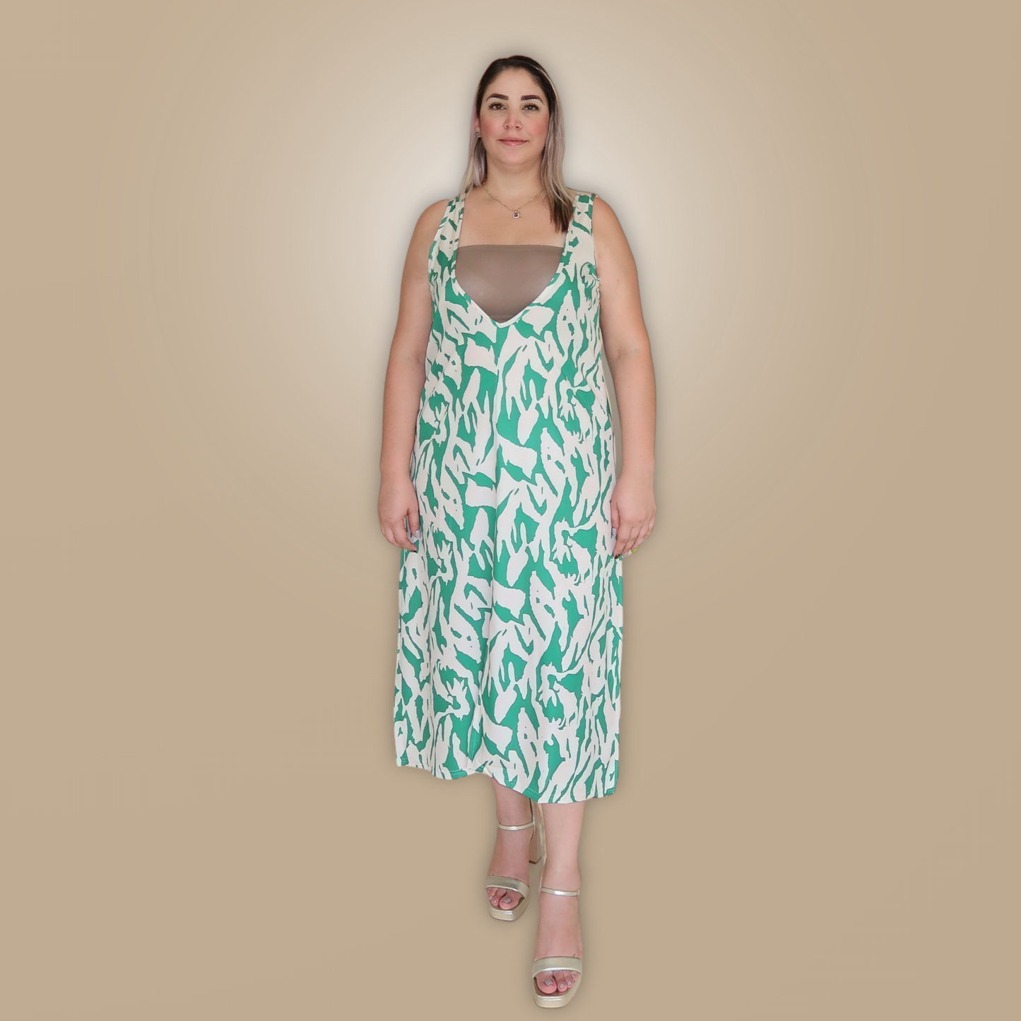 Vestido Largo Verde con Beige de Tirantes y Escote Doble Vista