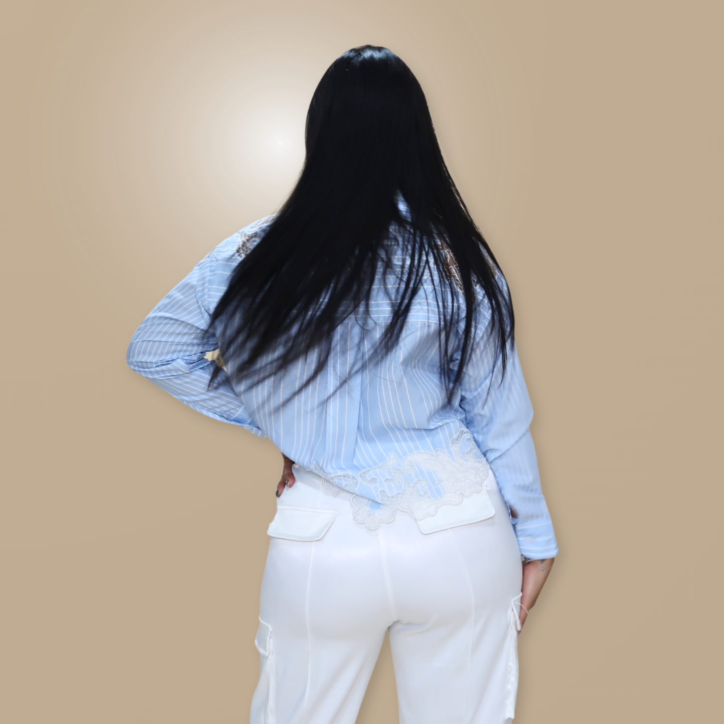 Camisa Azul Celeste con Rayas Blancas y Detalles de Encaje