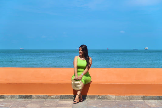 Vestido Largo Verde con Relieve en Líneas y Detalle de Tirantes de Perlas